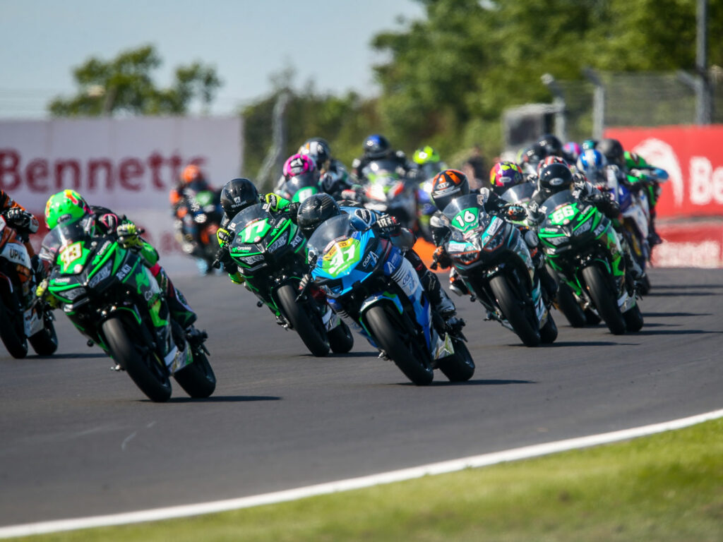 Lap 1 turn 1 - Donington Park - Round 2 - HEL British Junior Supersport